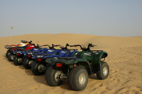 Met het gezin een tocht maken door de woestijn